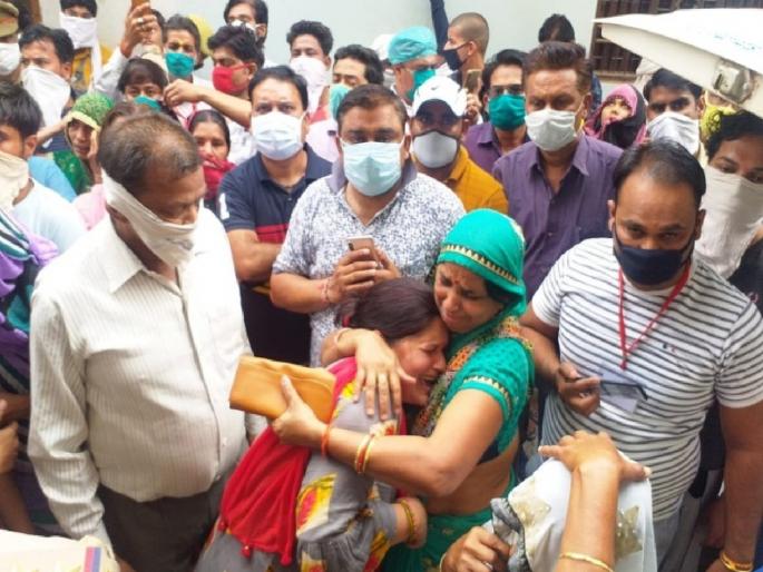 Five bodies were found in the house at the same time in the lockdown pda | खळबळजनक! लॉकडाऊनमध्ये एकाचवेळी घरात मिळाले ५ जणांचे मृतदेह Five bodies were found in the house at the same time in the lockdown pda | खळबळजनक! लॉकडाऊनमध्ये एकाचवेळी घरात मिळाले ५ जणांचे मृतदेह