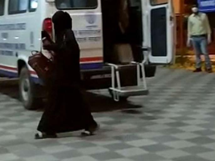 Coronavirus: A Malaysian woman who spreads coronavirus was arrested pda | Coronavirus : कोरोना पसरवणाऱ्या मलेशियन महिलेला ठोकल्या बेड्या Coronavirus: A Malaysian woman who spreads coronavirus was arrested pda | Coronavirus : कोरोना पसरवणाऱ्या मलेशियन महिलेला ठोकल्या बेड्या