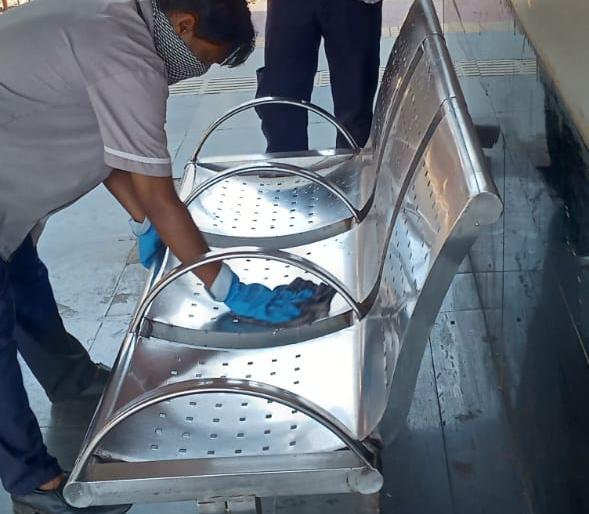 Sweepers fight with Corona for 24 hours | सफाई कर्मचाऱ्यांचा २४ तास कोरोनाशी मुकाबला Sweepers fight with Corona for 24 hours | सफाई कर्मचाऱ्यांचा २४ तास कोरोनाशी मुकाबला