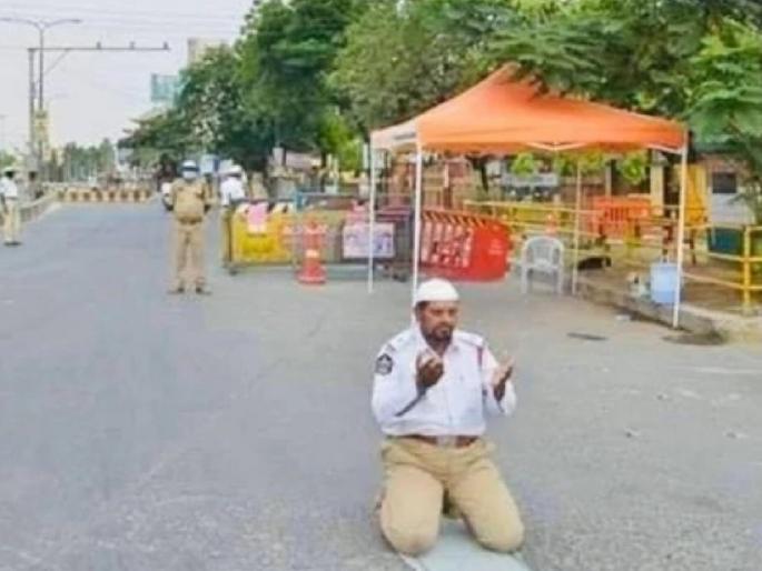 Let Allah to straight for fight! While performing his duty, the police performed ramzan Namaz on the empty road pda | बळ दे झुंजायाला... लॉकडाऊनदरम्यान कर्तव्य बजावताना पोलिसाने अदा केला नमाज; नेटिझन्सचा सलाम! Let Allah to straight for fight! While performing his duty, the police performed ramzan Namaz on the empty road pda | बळ दे झुंजायाला... लॉकडाऊनदरम्यान कर्तव्य बजावताना पोलिसाने अदा केला नमाज; नेटिझन्सचा सलाम!