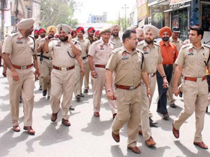Punjab family strangulates teen daughter over love affair, secretly cremates body during lockdown pda | प्रेमसंबंध अमान्य असल्याने कुटुंबीयांनी मुलीची गळा आवळून केली हत्या  Punjab family strangulates teen daughter over love affair, secretly cremates body during lockdown pda | प्रेमसंबंध अमान्य असल्याने कुटुंबीयांनी मुलीची गळा आवळून केली हत्या
