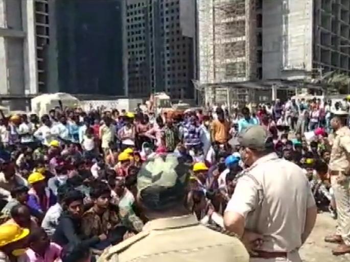 Coronavirus: Workers attacked on police, social disturbance escalates pda | Coronavirus : मजुरांच्या जमावाने केला पोलिसांवर हल्ला, सोशल डिस्टंसिंगची ऐशीतैशी Coronavirus: Workers attacked on police, social disturbance escalates pda | Coronavirus : मजुरांच्या जमावाने केला पोलिसांवर हल्ला, सोशल डिस्टंसिंगची ऐशीतैशी