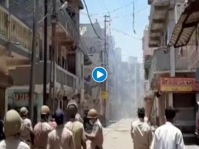 coronavirus: clash erupts between migrant workers & police in Surat in Gujarat BKP | coronavirus: गुजरातमधील सूरत येथे मजुरांकडून पुन्हा गोंधळ, पोलिसांवर केली दगडफेक coronavirus: clash erupts between migrant workers & police in Surat in Gujarat BKP | coronavirus: गुजरातमधील सूरत येथे मजुरांकडून पुन्हा गोंधळ, पोलिसांवर केली दगडफेक