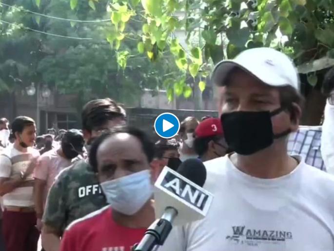 CoronaVirus Marathi News delhi laxmi nagar liquor shop man reaction arrangement SSS | CoronaVirus News : "...हे तर आमच्याकडून देशासाठी केलेलं दान", मद्यप्रेमीचा 'हा' Video व्हायरल CoronaVirus Marathi News delhi laxmi nagar liquor shop man reaction arrangement SSS | CoronaVirus News : "...हे तर आमच्याकडून देशासाठी केलेलं दान", मद्यप्रेमीचा 'हा' Video व्हायरल