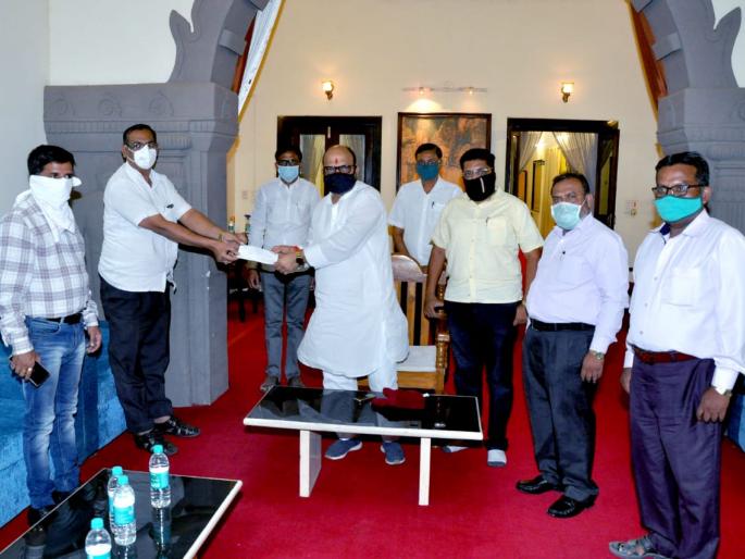 Secondary Teachers Credit Bureau provides Rs | माध्यमिक शिक्षक पतपेढीतर्फे कोरोनाग्रस्तांसाठी ११ लाखाची मदत Secondary Teachers Credit Bureau provides Rs | माध्यमिक शिक्षक पतपेढीतर्फे कोरोनाग्रस्तांसाठी ११ लाखाची मदत