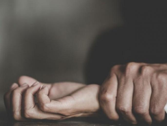 The nurse was called home and raped under the pretext of giving home loan pda | होम लोन देण्याच्या बहाण्याने घरी बोलावून नर्सवर केला बलात्कार  The nurse was called home and raped under the pretext of giving home loan pda | होम लोन देण्याच्या बहाण्याने घरी बोलावून नर्सवर केला बलात्कार