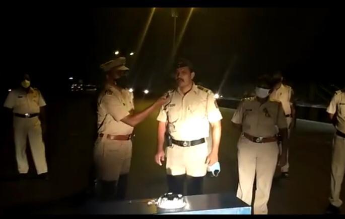 A unique initiative to reduce stress, celebrating the birthday of the on-duty police pda | ताण कमी करण्यासाठी अनोखा उपक्रम, ऑन ड्युटी पोलिसाचा केला बर्थडे साजरा    