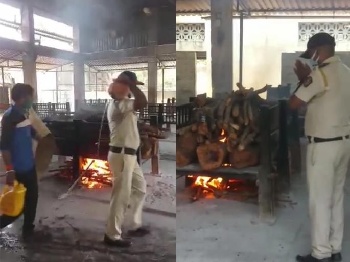 Salute to the humanity of Khaki; Tears come to your eyes after reading the story behind this photo! pda | खाकीतल्या माणुसकीला सलाम; या फोटोमागची कहाणी वाचून डोळ्यात येईल पाणी! Salute to the humanity of Khaki; Tears come to your eyes after reading the story behind this photo! pda | खाकीतल्या माणुसकीला सलाम; या फोटोमागची कहाणी वाचून डोळ्यात येईल पाणी!