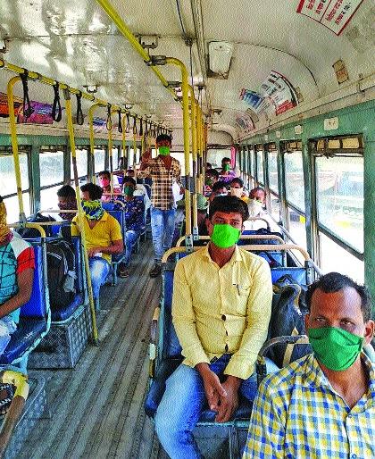 coronavirus: 21 passengers stranded in Ratnagiri arrive in Raigad, home quarantine stamps hit on passengers' hands | coronavirus: रत्नागिरीत अडकलेले २१ प्रवासी रायगडमध्ये दाखल, प्रवाशांच्या हातावर मारले होम क्वॉरंटाइनचे शिक्के coronavirus: 21 passengers stranded in Ratnagiri arrive in Raigad, home quarantine stamps hit on passengers' hands | coronavirus: रत्नागिरीत अडकलेले २१ प्रवासी रायगडमध्ये दाखल, प्रवाशांच्या हातावर मारले होम क्वॉरंटाइनचे शिक्के