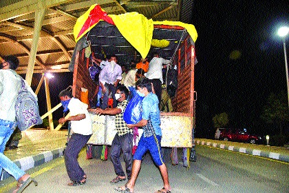 coronavirus: delay in getting a pass, endangering life despite paying extra money; Rabale, Turbhe police action | coronavirus: पास मिळण्यास विलंब, अतिरिक्त पैसे मोजूनही जीव धोक्यात; रबाळे, तुर्भे पोलिसांची कारवाई coronavirus: delay in getting a pass, endangering life despite paying extra money; Rabale, Turbhe police action | coronavirus: पास मिळण्यास विलंब, अतिरिक्त पैसे मोजूनही जीव धोक्यात; रबाळे, तुर्भे पोलिसांची कारवाई