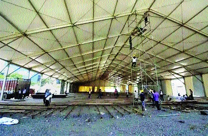 coronavirus: A thousand-bed hospital will be in a week, work begins on the battlefield in BK | coronavirus: एक हजार बेडचे रुग्णालय आठवड्यात होणार, बीकेसीत युद्धपातळीवर काम सुरू coronavirus: A thousand-bed hospital will be in a week, work begins on the battlefield in BK | coronavirus: एक हजार बेडचे रुग्णालय आठवड्यात होणार, बीकेसीत युद्धपातळीवर काम सुरू