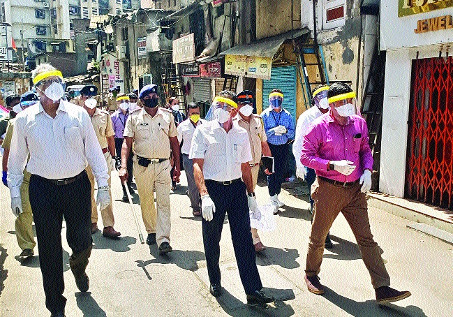 coronavirus: New Municipal Commissioner's Mission Dharavi, Nair; Visiting patients in affected areas, interacting with citizens | coronavirus: नव्या महापालिका आयुक्तांचे मिशन धारावी, नायर; बाधित क्षेत्रांतील रुग्णांची भेट, नागरिकांशी संवाद coronavirus: New Municipal Commissioner's Mission Dharavi, Nair; Visiting patients in affected areas, interacting with citizens | coronavirus: नव्या महापालिका आयुक्तांचे मिशन धारावी, नायर; बाधित क्षेत्रांतील रुग्णांची भेट, नागरिकांशी संवाद