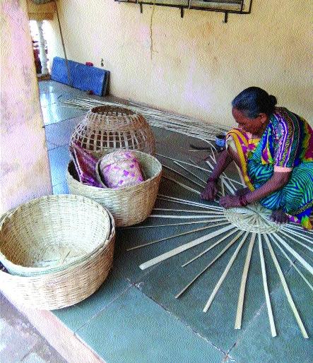 Corona causes commercial distress, difficulty in selling finished goods; Demand for declaration of financial aid | कोरोनामुळे बुरुड व्यावसायिक हवालदिल,  तयार वस्तूंची विक्री न झाल्याने अडचण; आर्थिक मदत जाहीर करण्याची मागणी