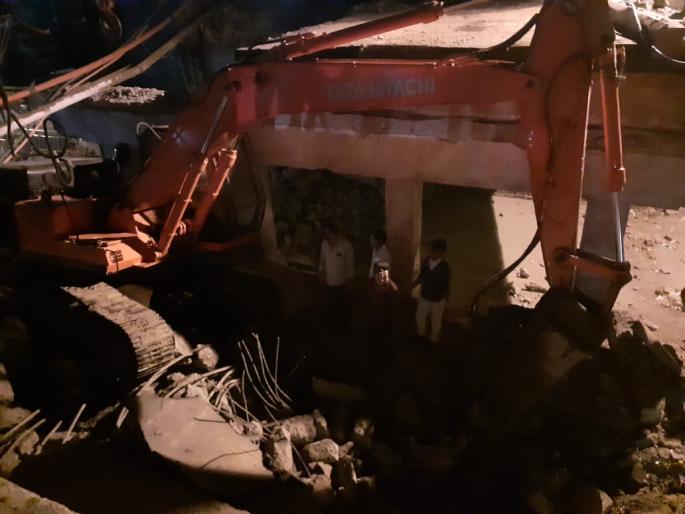 Accident due to falling slab and falling under Poklen Kopar flyover | स्लॅब पडून पोकलेन कोपर उड्डाणपुलाखाली कोसळला Accident due to falling slab and falling under Poklen Kopar flyover | स्लॅब पडून पोकलेन कोपर उड्डाणपुलाखाली कोसळला