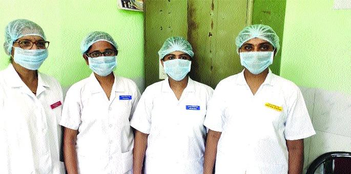 coronavirus: Nurses are helpful for Corona positive patient | coronavirus: कोरोनाबाधितांचा आधार ठरताहेत परिचारिका