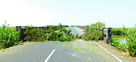 coronavirus: Uran-Karanja creek bridge closed due to increased corona outbreak, villagers decide | coronavirus: कोरोनाचा प्रादुर्भाव वाढल्याने उरण-करंजा खाडीपूल केला बंद, ग्रामस्थांचा निर्णय   