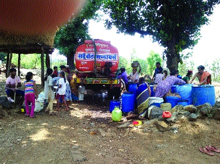 70 villages in Poladpur taluka, water scarcity in farms, water supply by six tankers | पोलादपूर तालुक्यातील ७० गावे, वाड्यांमध्ये पाणीटंचाई, सहा टँकरद्वारे पाणीपुरवठा   