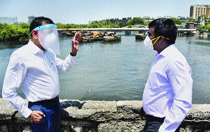 The BMC commissioner took over the work of Mithi river; Work in two shifts, don't bother Mumbaikars in the rainy season | मिठी नदीच्या कामाची आयुक्तांनी घेतली झाडाझडती; दोन शिफ्टमध्ये काम करा, पावसाळ्यात मुंबईकरांना त्रास नको   The BMC commissioner took over the work of Mithi river; Work in two shifts, don't bother Mumbaikars in the rainy season | मिठी नदीच्या कामाची आयुक्तांनी घेतली झाडाझडती; दोन शिफ्टमध्ये काम करा, पावसाळ्यात मुंबईकरांना त्रास नको