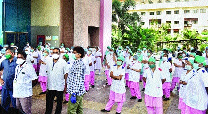 coronavirus: They come and go through the door of death every day ... | coronavirus: मरणाच्या दारातून रोज त्या ये-जा करतात... coronavirus: They come and go through the door of death every day ... | coronavirus: मरणाच्या दारातून रोज त्या ये-जा करतात...