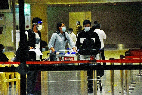 coronavirus: Indians stranded in Bangladesh, USA finally admitted to Mumbai | coronavirus: बांगलादेश, अमेरिकेत अडकलेले भारतीय अखेर मुंबईत दाखल   coronavirus: Indians stranded in Bangladesh, USA finally admitted to Mumbai | coronavirus: बांगलादेश, अमेरिकेत अडकलेले भारतीय अखेर मुंबईत दाखल