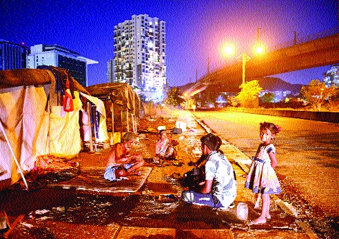 coronavirus: 11 families stranded in Kharghar, return journey halted due to lockdown | coronavirus: मराठवाड्यातील ११ कुटुंबे अडकली खारघरमध्ये, लॉकडाउनमुळे परतीचा प्रवासही थांबला, आली उपासमारीची वेळ coronavirus: 11 families stranded in Kharghar, return journey halted due to lockdown | coronavirus: मराठवाड्यातील ११ कुटुंबे अडकली खारघरमध्ये, लॉकडाउनमुळे परतीचा प्रवासही थांबला, आली उपासमारीची वेळ