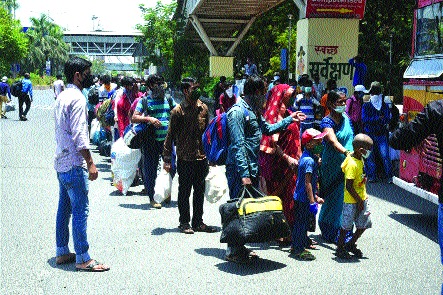 coronavirus: Migrant workers struggle to get to the village, family struggles | coronavirus: परप्रांतीय मजुरांची गावी जाण्यासाठी धडपड, कुटुंबासह वणवण