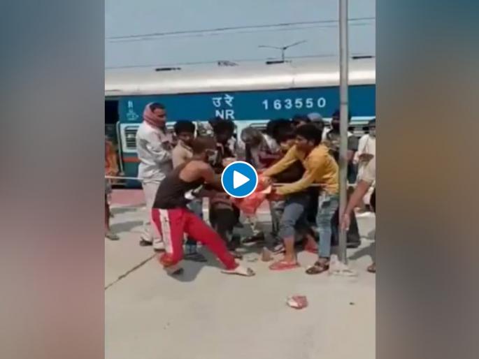 CoronaVirus Marathi News people started fighting food packet katihar SSS | CoronaVirus News : भुकेसाठी काय पण! बिस्किटांवरून मजुरांचा स्टेशनवर राडा; Video व्हायरल CoronaVirus Marathi News people started fighting food packet katihar SSS | CoronaVirus News : भुकेसाठी काय पण! बिस्किटांवरून मजुरांचा स्टेशनवर राडा; Video व्हायरल