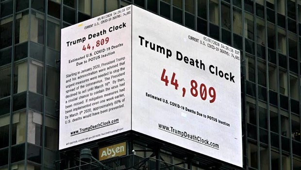 CoronaVirus Marathi News trump death clock time square showing number deaths SSS | CoronaVirus News : टाईम्स स्क्वेअरवर लागलं 'ट्रम्प डेथ क्लॉक'; 'हे' आहे कारण CoronaVirus Marathi News trump death clock time square showing number deaths SSS | CoronaVirus News : टाईम्स स्क्वेअरवर लागलं 'ट्रम्प डेथ क्लॉक'; 'हे' आहे कारण