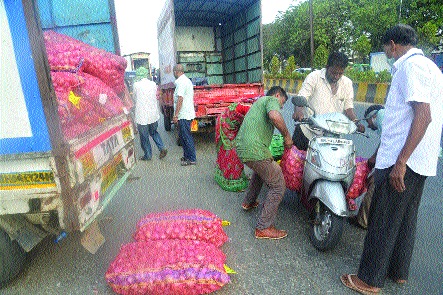 coronavirus: unauthorized business outside the APMC market | coronavirus: एपीएमसीत उपाययोजनांवर पाणी , मार्केटबाहेर अनधिकृत व्यवसाय