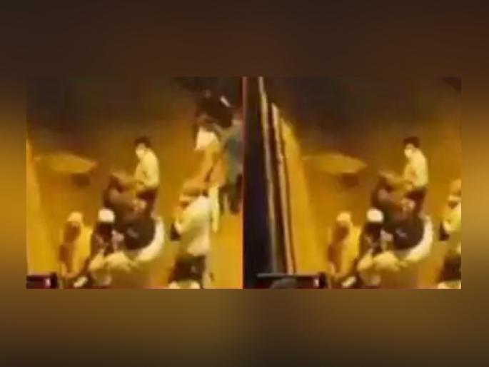 Coronavirus: Lockdown Violators Attack on Police in antop hill pda | Coronavirus : लॉकडाऊनचं उल्लंघन करणाऱ्यांनी पोलिसांवर केला जीवघेणा हल्ला   Coronavirus: Lockdown Violators Attack on Police in antop hill pda | Coronavirus : लॉकडाऊनचं उल्लंघन करणाऱ्यांनी पोलिसांवर केला जीवघेणा हल्ला