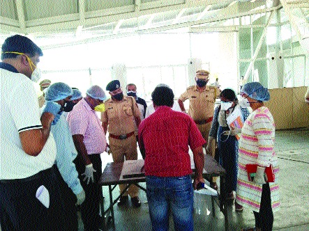 coronavirus: Municipal Commissioner's 'watch' on those who spread rumors, warning of action | coronavirus: अफवा पसरविणाऱ्यांवर पालिका आयुक्तांचा ‘वॉच’, कारवाईचा इशारा coronavirus: Municipal Commissioner's 'watch' on those who spread rumors, warning of action | coronavirus: अफवा पसरविणाऱ्यांवर पालिका आयुक्तांचा ‘वॉच’, कारवाईचा इशारा
