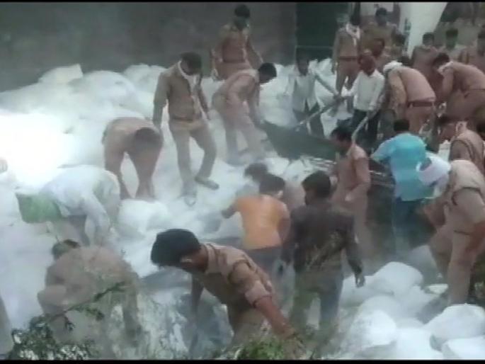 coronavirus: bodies of workers killed & injured in the accident were sent in same truck BKP | coronavirus: संतापजनक! अपघातातील मृत मजुरांचे मृतदेह आणि जखमींना एकाच ट्रकमधून पाठवले coronavirus: bodies of workers killed & injured in the accident were sent in same truck BKP | coronavirus: संतापजनक! अपघातातील मृत मजुरांचे मृतदेह आणि जखमींना एकाच ट्रकमधून पाठवले