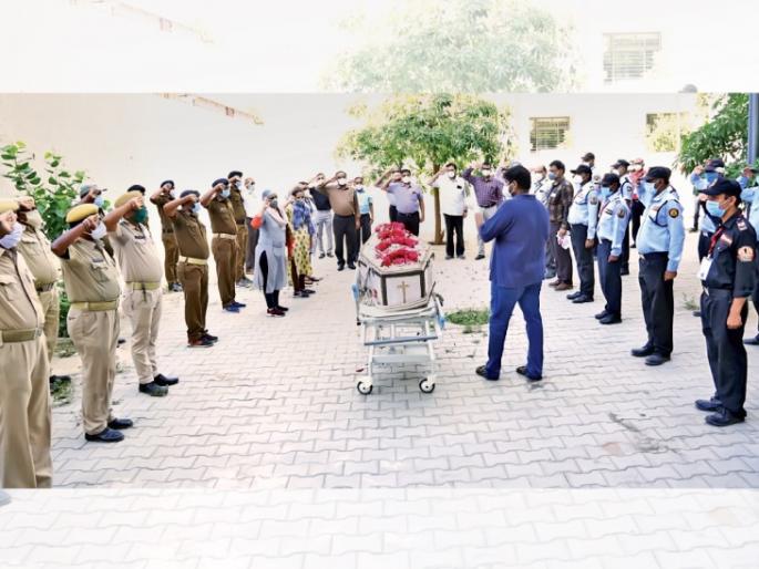 coronavirus: head nurse dies due to corona in Gujarat BKP | coronavirus: ३६ वर्षे रुग्णसेवा करणाऱ्या हेड नर्सचा कोरोनामुळे मृत्यू, सहकाऱ्यांनी साश्रू नयनांनी दिला निरोप coronavirus: head nurse dies due to corona in Gujarat BKP | coronavirus: ३६ वर्षे रुग्णसेवा करणाऱ्या हेड नर्सचा कोरोनामुळे मृत्यू, सहकाऱ्यांनी साश्रू नयनांनी दिला निरोप