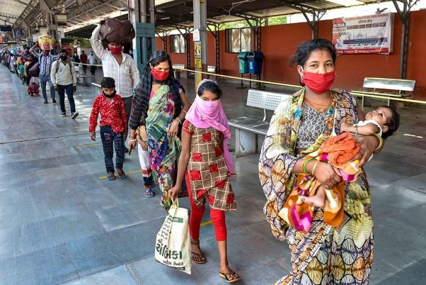 CoronaVirus Marathi News migrants from assam preferring stay kerala SSS | CoronaVirus News : ...म्हणून मजुरांना आपल्या राज्यापेक्षा केरळ वाटतंय जास्त सुरक्षित CoronaVirus Marathi News migrants from assam preferring stay kerala SSS | CoronaVirus News : ...म्हणून मजुरांना आपल्या राज्यापेक्षा केरळ वाटतंय जास्त सुरक्षित