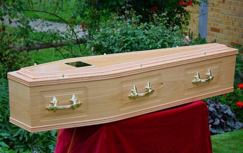 coronavirus: ...so the mayor of this city pretended to die, hid in the coffin BKP | coronavirus:...म्हणून या शहरातील महापौरांनी घेतलं मृत्यूचं सोंग, शवपेटीत राहिले लपून coronavirus: ...so the mayor of this city pretended to die, hid in the coffin BKP | coronavirus:...म्हणून या शहरातील महापौरांनी घेतलं मृत्यूचं सोंग, शवपेटीत राहिले लपून