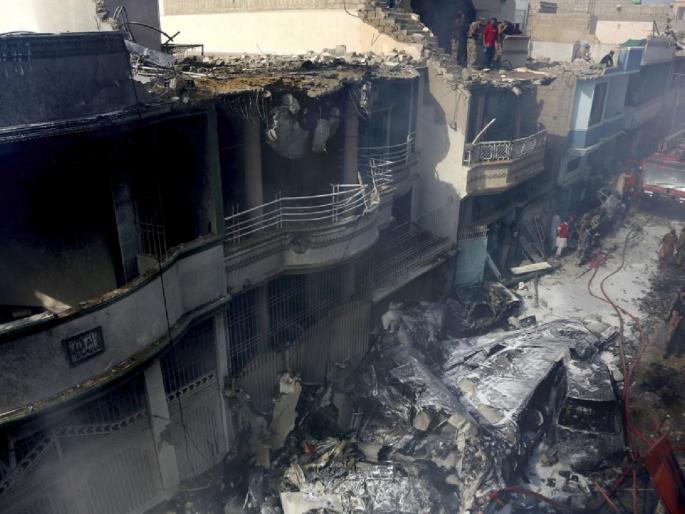 Pakistan Plane Crash passenger was identified as mohammad zubair experience SSS | Pakistan Plane Crash : 'आगीचे लोट, असंख्य किंकाळ्या अन्...', दुर्घटनेतून बचावलेल्या 'त्याने' सांगितलं नेमकं काय घडलं?