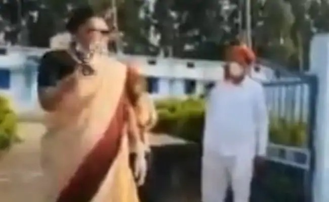 coronavirus: Union Minister Renuka Singh threatens officials in Chhattisgarh BKP | coronavirus: अंधाऱ्या खोलीत नेऊन पट्ट्याने कसं मारतात हे मला माहीत आहे, मोदी सरकारमधील मंत्र्याची अधिकाऱ्यांना धमकी coronavirus: Union Minister Renuka Singh threatens officials in Chhattisgarh BKP | coronavirus: अंधाऱ्या खोलीत नेऊन पट्ट्याने कसं मारतात हे मला माहीत आहे, मोदी सरकारमधील मंत्र्याची अधिकाऱ्यांना धमकी