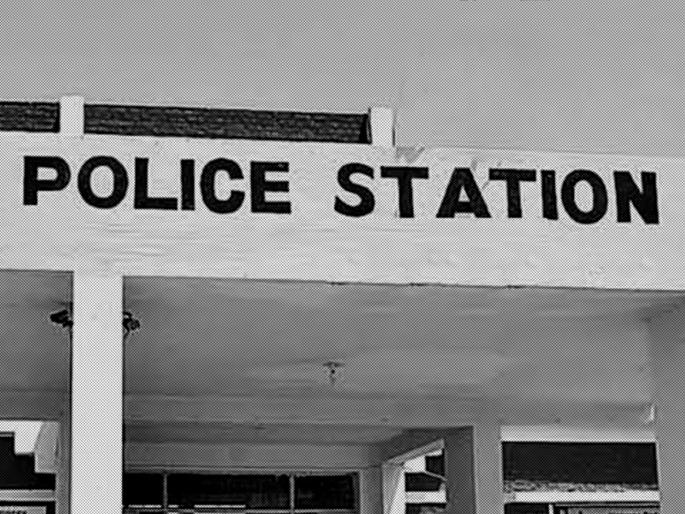 The liquor seized during the lockdown was being sold at the police station pda | लॉकडाऊनदरम्यान जप्त केलेली दारू विकली जात होत पोलीस ठाण्यात  The liquor seized during the lockdown was being sold at the police station pda | लॉकडाऊनदरम्यान जप्त केलेली दारू विकली जात होत पोलीस ठाण्यात