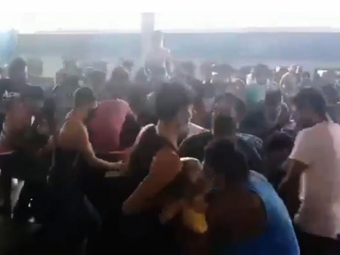 CoronaVirus Marathi News migrant labour snaches food items itarsi station SSS | CoronaVirus News : बापरे! रेल्वे प्रवासी खाद्यपदार्थांवर तुटून पडले, पॅकेटसाठी स्टेशनवरच आपापसात भिडले