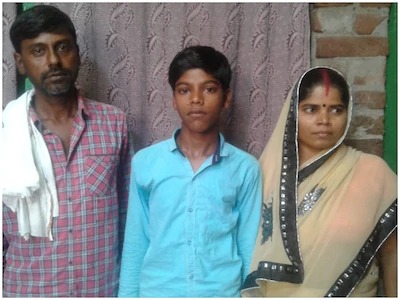 He sold vegetables with his father, studied and got the first number in the tenth BKP | वडिलांसोबत भाजीपाला विकला, अभ्यास करून दहावीत पहिला नंबर मिळवला He sold vegetables with his father, studied and got the first number in the tenth BKP | वडिलांसोबत भाजीपाला विकला, अभ्यास करून दहावीत पहिला नंबर मिळवला