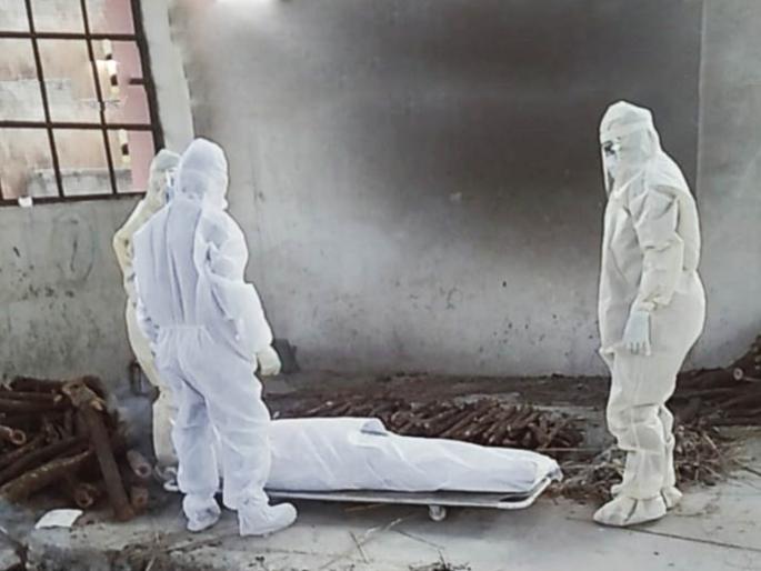 CoronaVirus Marathi News surviving young dead sent anothers deadbody home SSS | CoronaVirus News : भयंकर! आधी जिवंत व्यक्तीला केलं मृत घोषित, कुटुंबाला सोपवला भलताच मृतदेह पण... CoronaVirus Marathi News surviving young dead sent anothers deadbody home SSS | CoronaVirus News : भयंकर! आधी जिवंत व्यक्तीला केलं मृत घोषित, कुटुंबाला सोपवला भलताच मृतदेह पण...