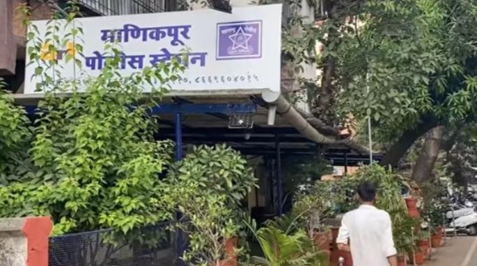 An angry young woman was bitten to a lady police officer and beaten pda | संतप्त तरुणीने महिला पोलिसाच्या हाताच्या दंडावर घेतला चावा अन् केली मारहाण  An angry young woman was bitten to a lady police officer and beaten pda | संतप्त तरुणीने महिला पोलिसाच्या हाताच्या दंडावर घेतला चावा अन् केली मारहाण