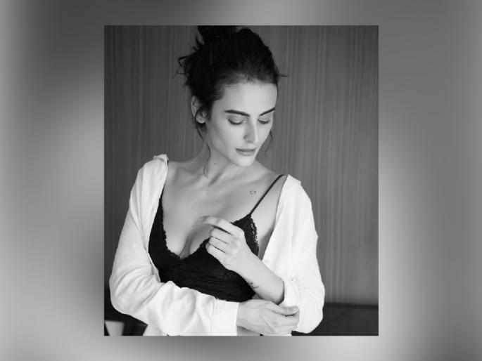 Bigg-boss 9 contestant mandana karimi shares topless photo on social media gda | बिग बॉस Ex-कंटेस्टंट मंदना करिमीने शेअर केला टॉपलेस फोटो, सोशल मीडियावर माजली खळबळ Bigg-boss 9 contestant mandana karimi shares topless photo on social media gda | बिग बॉस Ex-कंटेस्टंट मंदना करिमीने शेअर केला टॉपलेस फोटो, सोशल मीडियावर माजली खळबळ