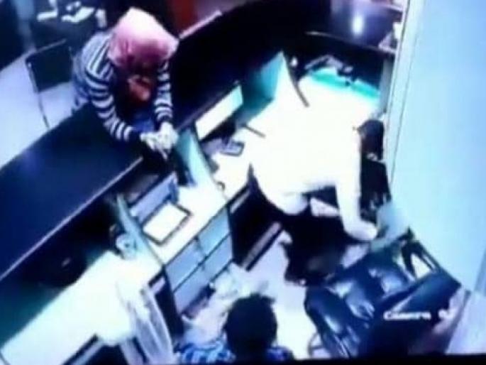 Dacoity in private nursing home; Type of theft captured on CCTV pda | खासगी नर्सिंग होममध्ये सशस्त्र टोळीचा दरोडा; चोरीचा प्रकार सीसीटीव्हीत कैद Dacoity in private nursing home; Type of theft captured on CCTV pda | खासगी नर्सिंग होममध्ये सशस्त्र टोळीचा दरोडा; चोरीचा प्रकार सीसीटीव्हीत कैद