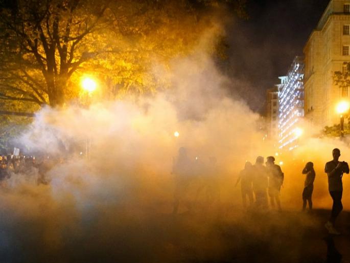 usa man death case curfew in 25 us cities trump warns protesters SSS | अमेरिकेत हिंसाचार सुरू; तब्बल 1400 जणांना अटक usa man death case curfew in 25 us cities trump warns protesters SSS | अमेरिकेत हिंसाचार सुरू; तब्बल 1400 जणांना अटक