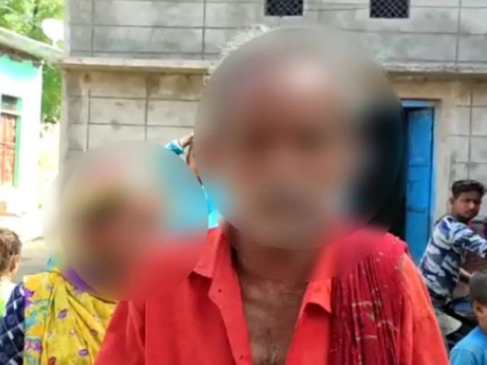 Viral video couple wearing garland of shoes social media jhansi up myb | बापरे! प्रेमविवाह करणं चागलंच अंगाशी आलं; नातेवाईकांनी भर रस्त्यात 'असं' काही केलं.... Viral video couple wearing garland of shoes social media jhansi up myb | बापरे! प्रेमविवाह करणं चागलंच अंगाशी आलं; नातेवाईकांनी भर रस्त्यात 'असं' काही केलं....
