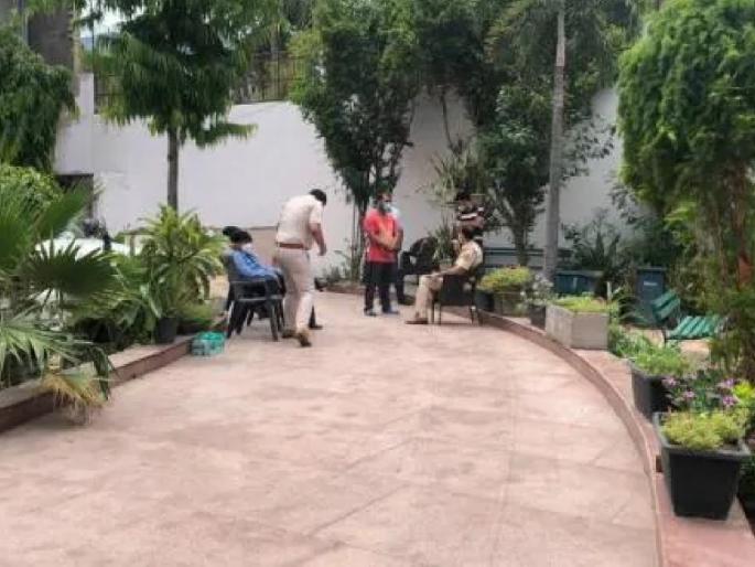 Attack on RPI leader's farmhouse, firing on guards pda | आरपीआय नेत्याच्या फार्महाऊसवर हल्ला, गार्डवर केला गोळीबार Attack on RPI leader's farmhouse, firing on guards pda | आरपीआय नेत्याच्या फार्महाऊसवर हल्ला, गार्डवर केला गोळीबार