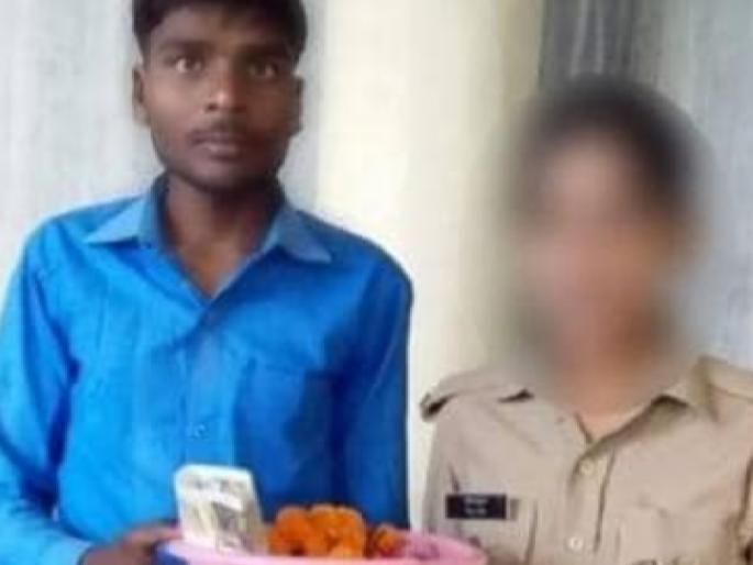 The woman fell in love with the police, burned the youth alive pda | महिला पोलिसावर प्रेम करणं गुन्हा ठरला, तरुणाला जाळलं अन् गावकऱ्यांनी पोलिसांना घेरलं The woman fell in love with the police, burned the youth alive pda | महिला पोलिसावर प्रेम करणं गुन्हा ठरला, तरुणाला जाळलं अन् गावकऱ्यांनी पोलिसांना घेरलं