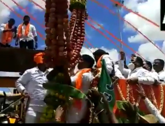 coronavirus: health minister participates in rath yatra in Karnataka BKP | coronavirus: या राज्यात आरोग्यमंत्र्यांनीच घेतला रथयात्रेत सहभाग, सोशल डिस्टंसिगचा उडाला फज्जा coronavirus: health minister participates in rath yatra in Karnataka BKP | coronavirus: या राज्यात आरोग्यमंत्र्यांनीच घेतला रथयात्रेत सहभाग, सोशल डिस्टंसिगचा उडाला फज्जा