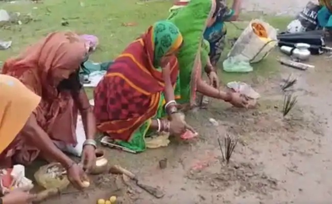 coronavirus: To prevent infection they started worshiping of Corona mai | संसर्ग टाळण्यासाठी त्यांनी सुरू केली चक्क कोरोनाची पूजा, गंगास्नान करून दाखवला लाडवांचा नैवैद्य coronavirus: To prevent infection they started worshiping of Corona mai | संसर्ग टाळण्यासाठी त्यांनी सुरू केली चक्क कोरोनाची पूजा, गंगास्नान करून दाखवला लाडवांचा नैवैद्य